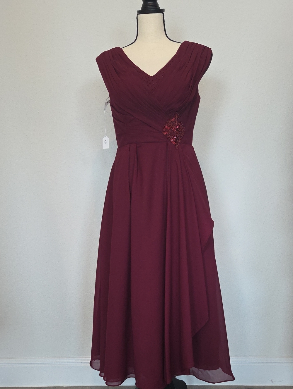 Elegant V-Neck Burgundy Sleeveless Dress